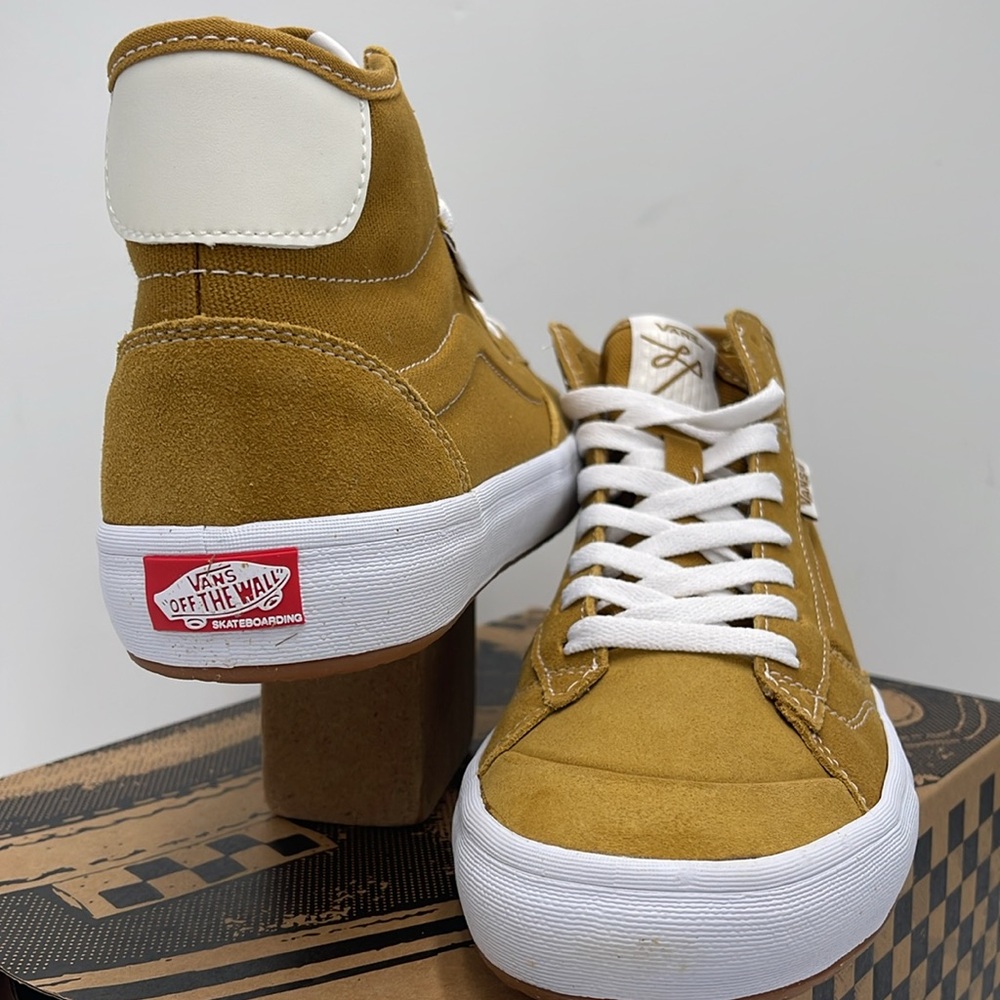 Vans WMNS High-Top Sneakers - Mustard White The Lizzie
Gold/White
VN0A4BX1GLW - Picture 8 of 16